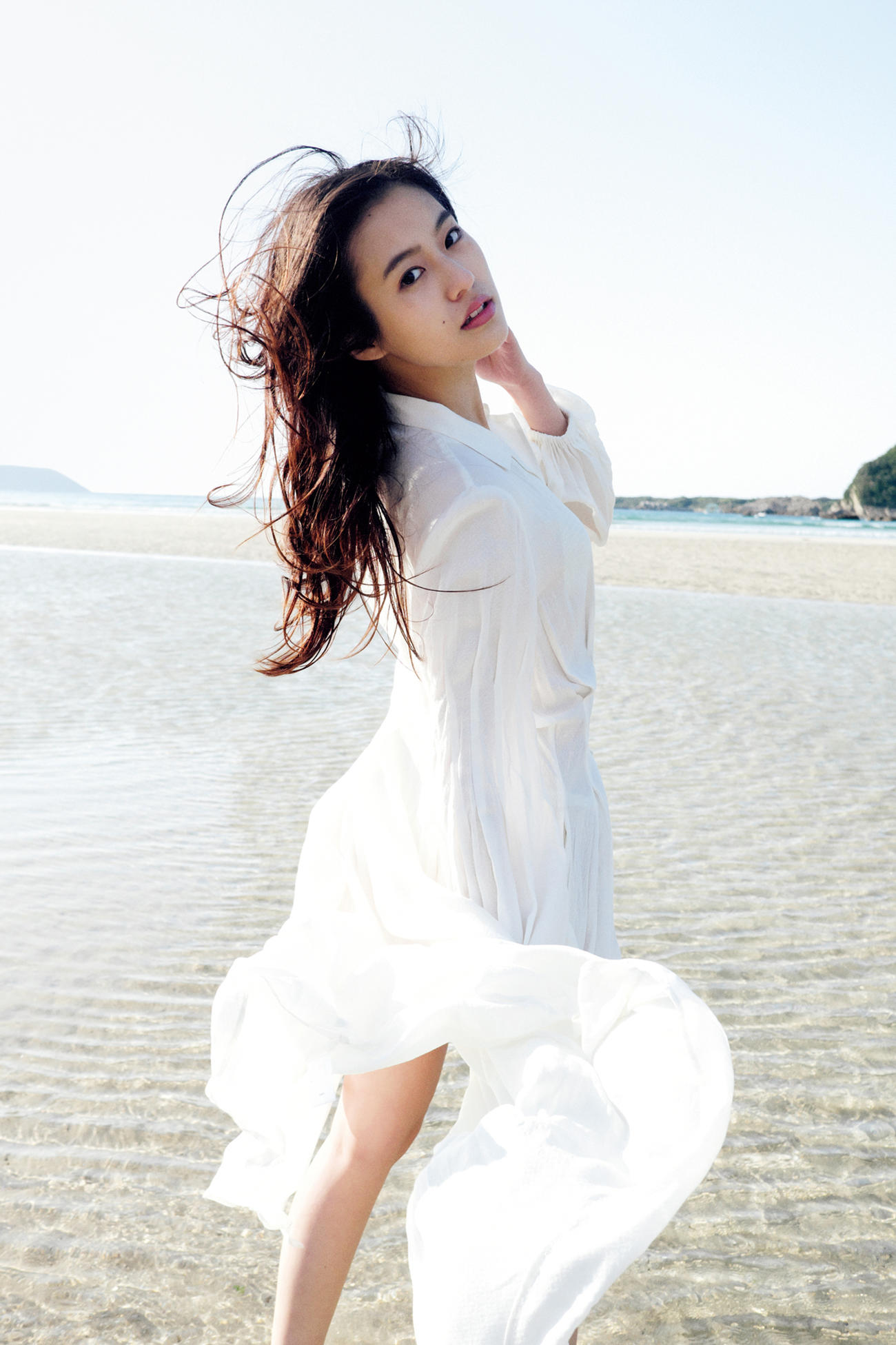 恒松祐里・写真集カット（C）笠井爾示・小学館