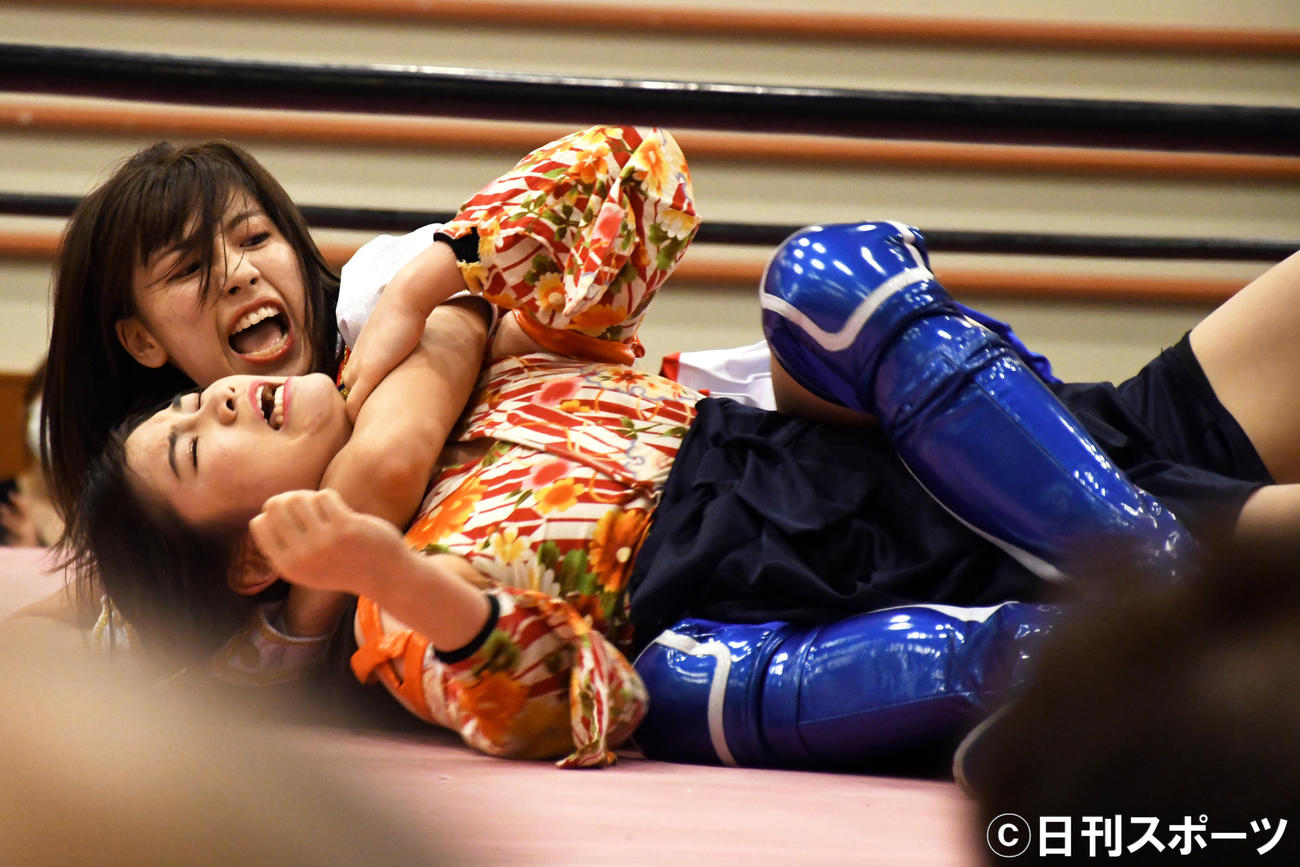 東京女子プロレス「Don’t miss the signs」で宮本もかを攻めるSKE48荒井優希（撮影・大友陽平）