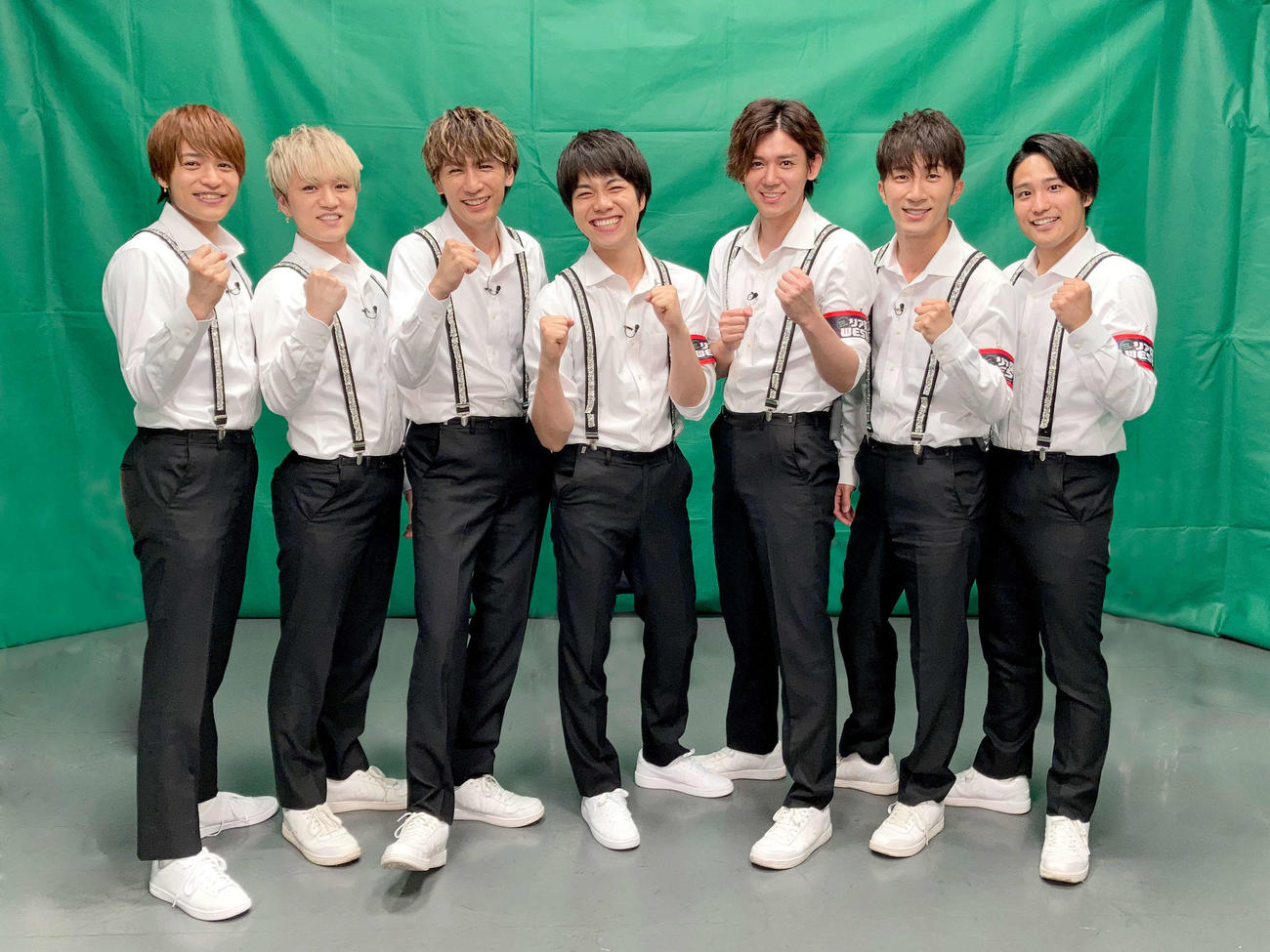 ジャニーズWESTのメンバー左から中間淳太、神山智洋、藤井流星、重岡大毅、小瀧望、濵田崇裕、桐山照史
