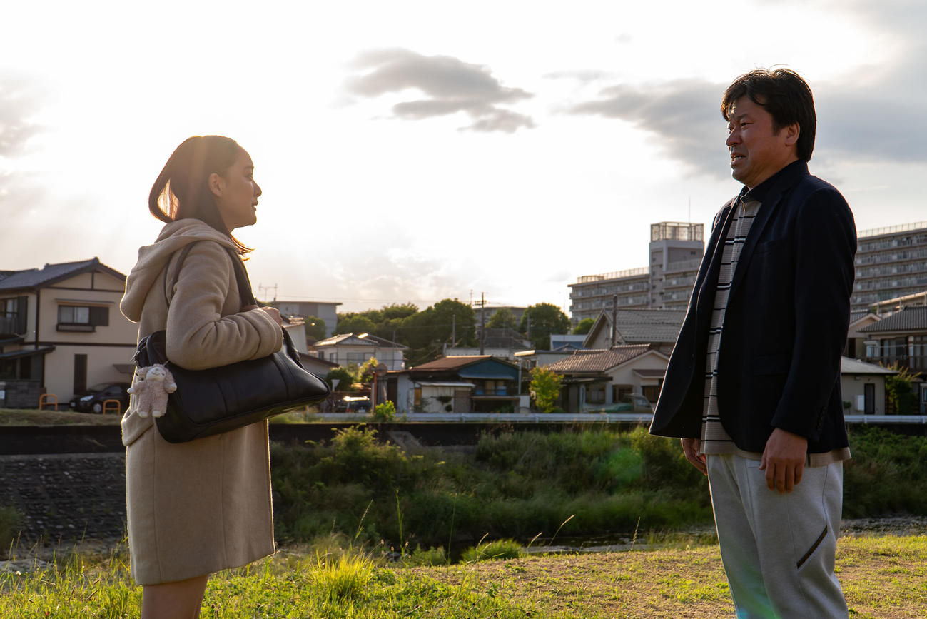 NHK連続ドラマ「ひきこもり先生」最終話から。主人公・上嶋陽平役の佐藤二朗とその娘・ゆい役の吉田美佳子