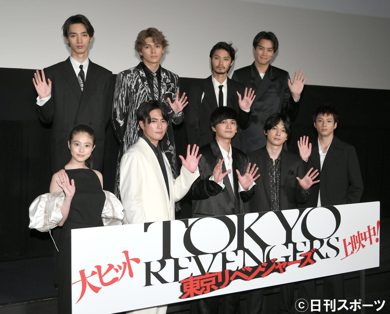 「東京リベンジャーズ」の公開記念舞台あいさつで、記念撮影する前列左から今田美桜、間宮祥太朗、北村匠海、吉沢亮、山田裕貴、後列左から清水尋也、眞栄田郷敦、磯村勇斗、鈴木信之（撮影・酒井清司）