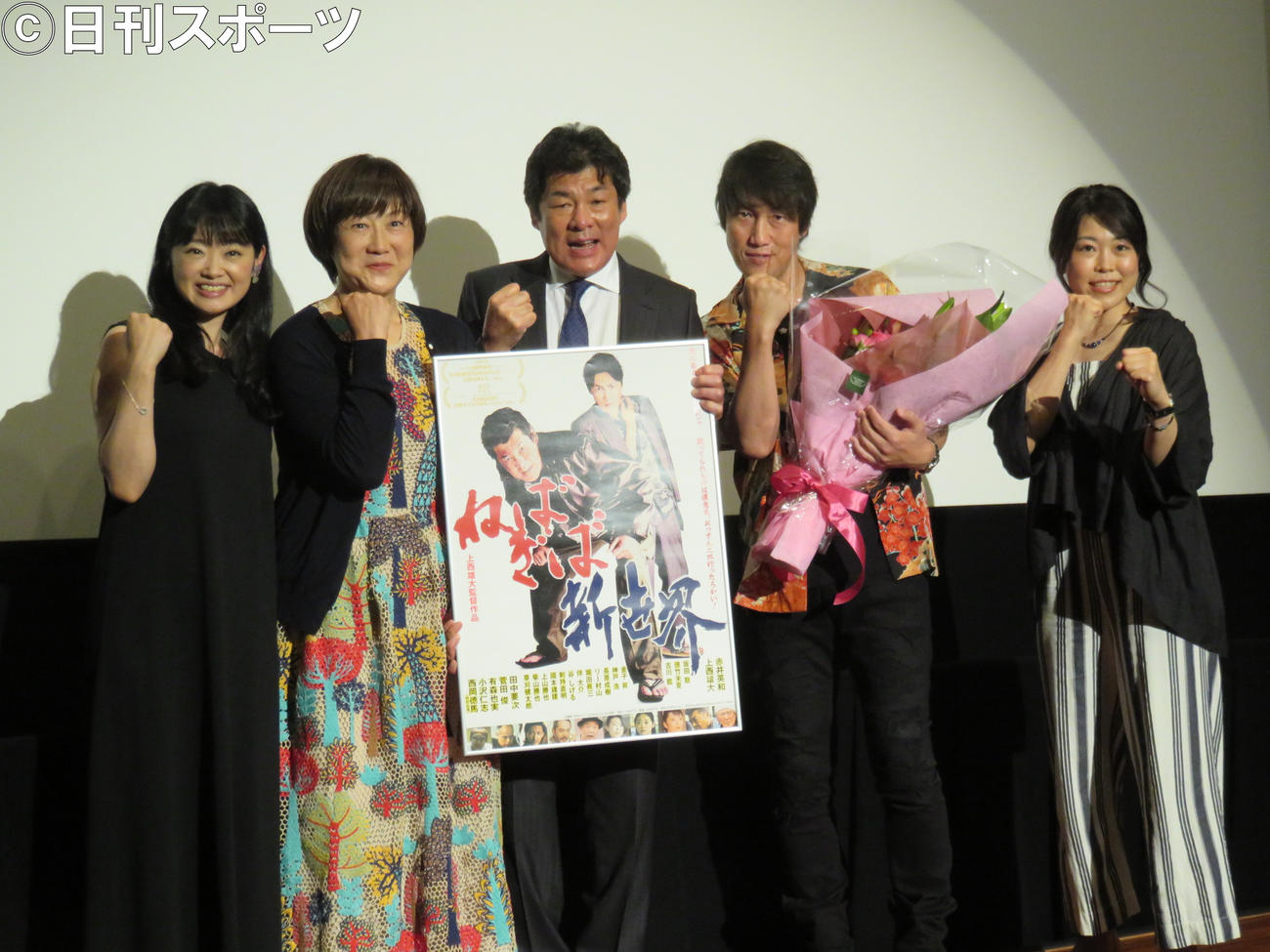 映画「ねばぎば　新世界」の初日舞台あいさつに出席した赤井英和（中央）。左から古川藍、赤井の妻佳子さん、1人置いて上西雄大監督、徳竹未夏