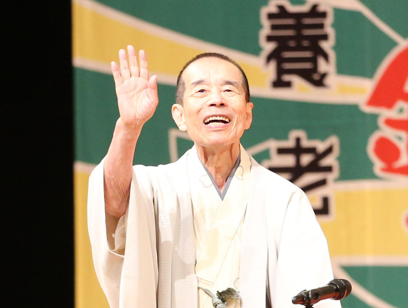 椅子に座り、舞台に登壇した林家木久扇、冒頭に立ち上がりあいさつする（撮影・梅根麻紀）