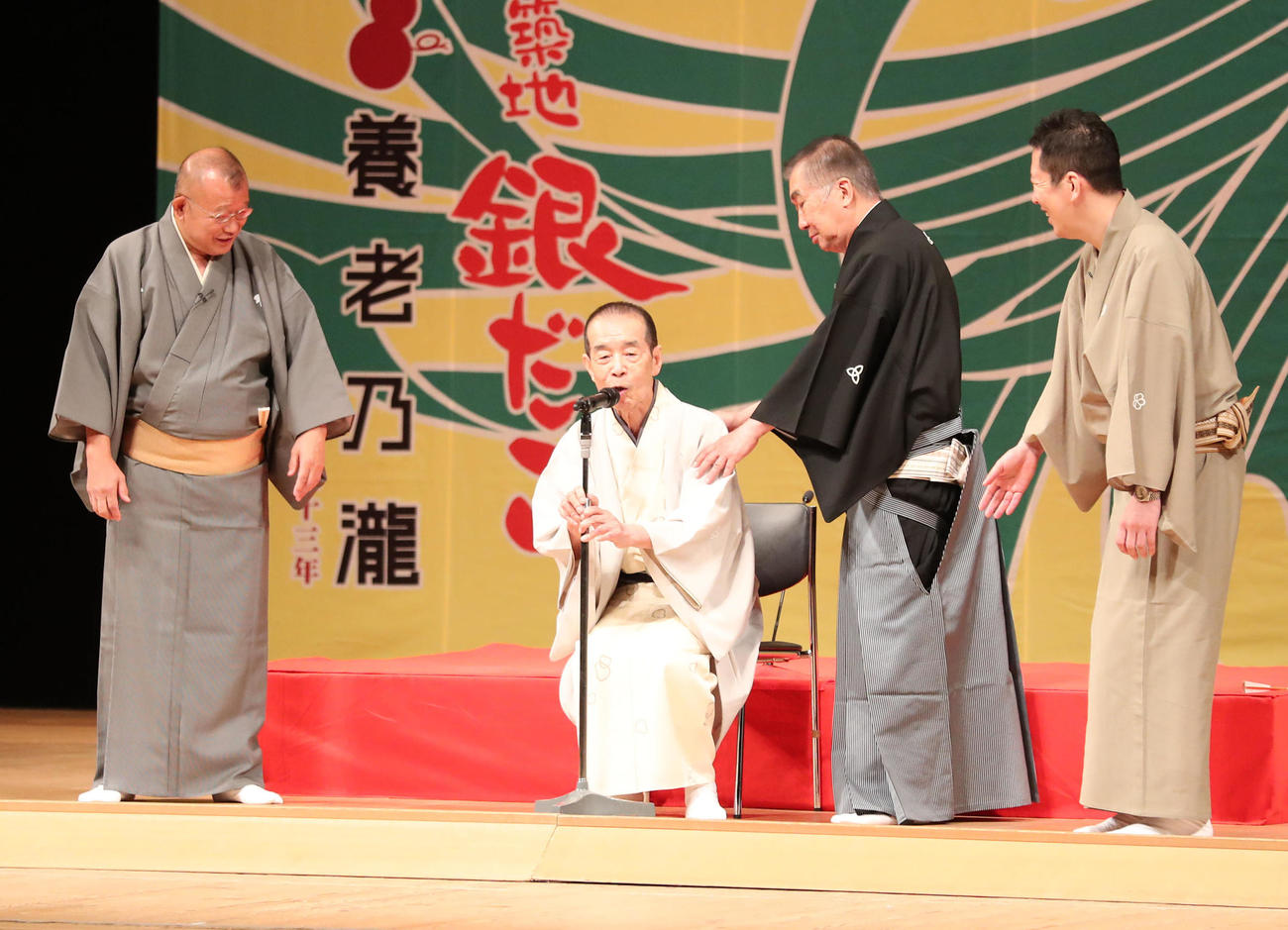 3本締めで立ち上がろうとして桂文枝に止められる林家木久扇（撮影・梅根麻紀）