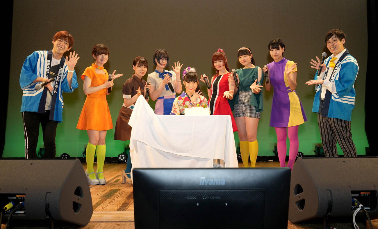 共演者に誕生日を祝福される望月琉叶（中央）
