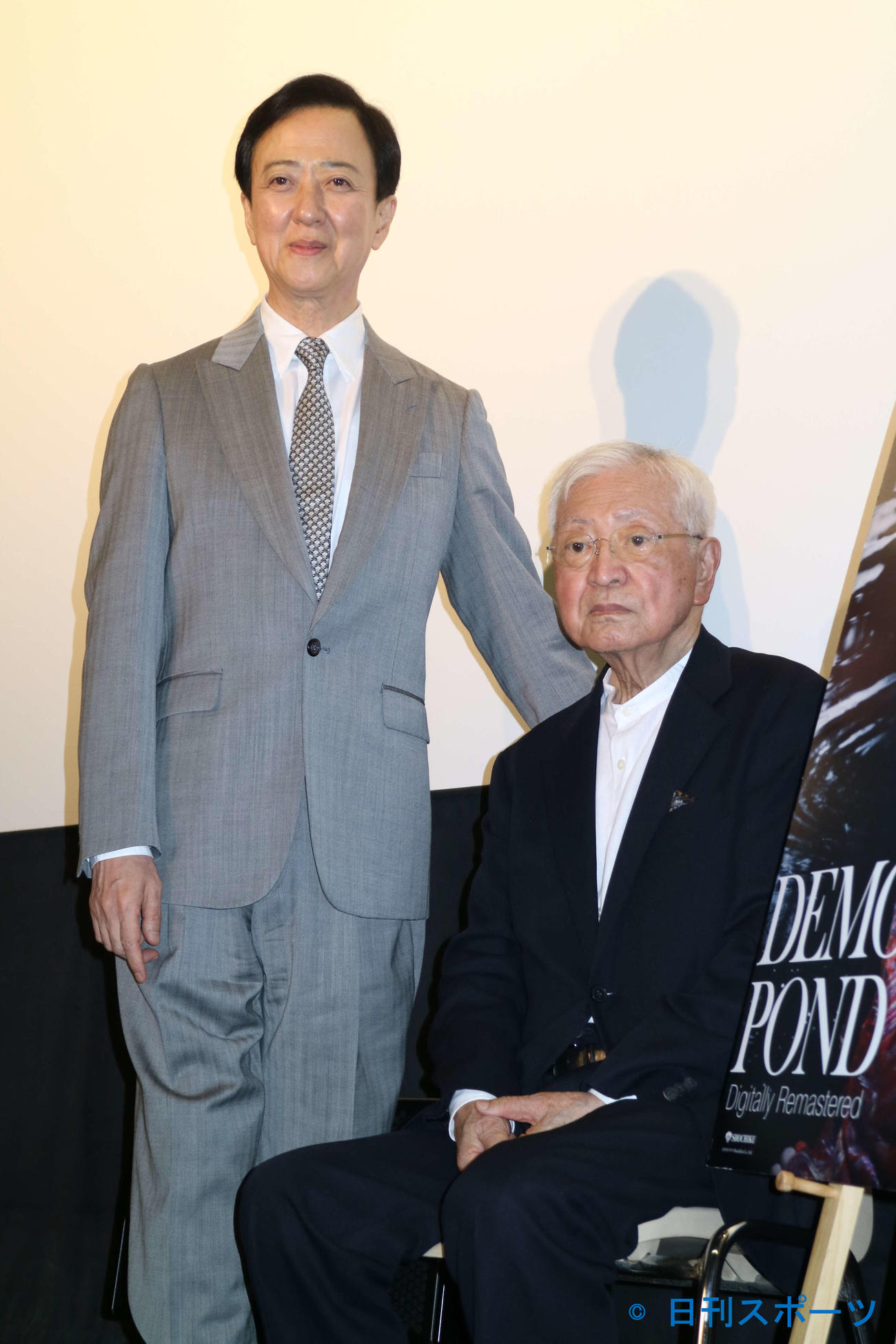 映画「夜叉ケ池　4Kデジタルリマスター版」の舞台あいさつに出席した坂東玉三郎（左）、篠田正浩監督