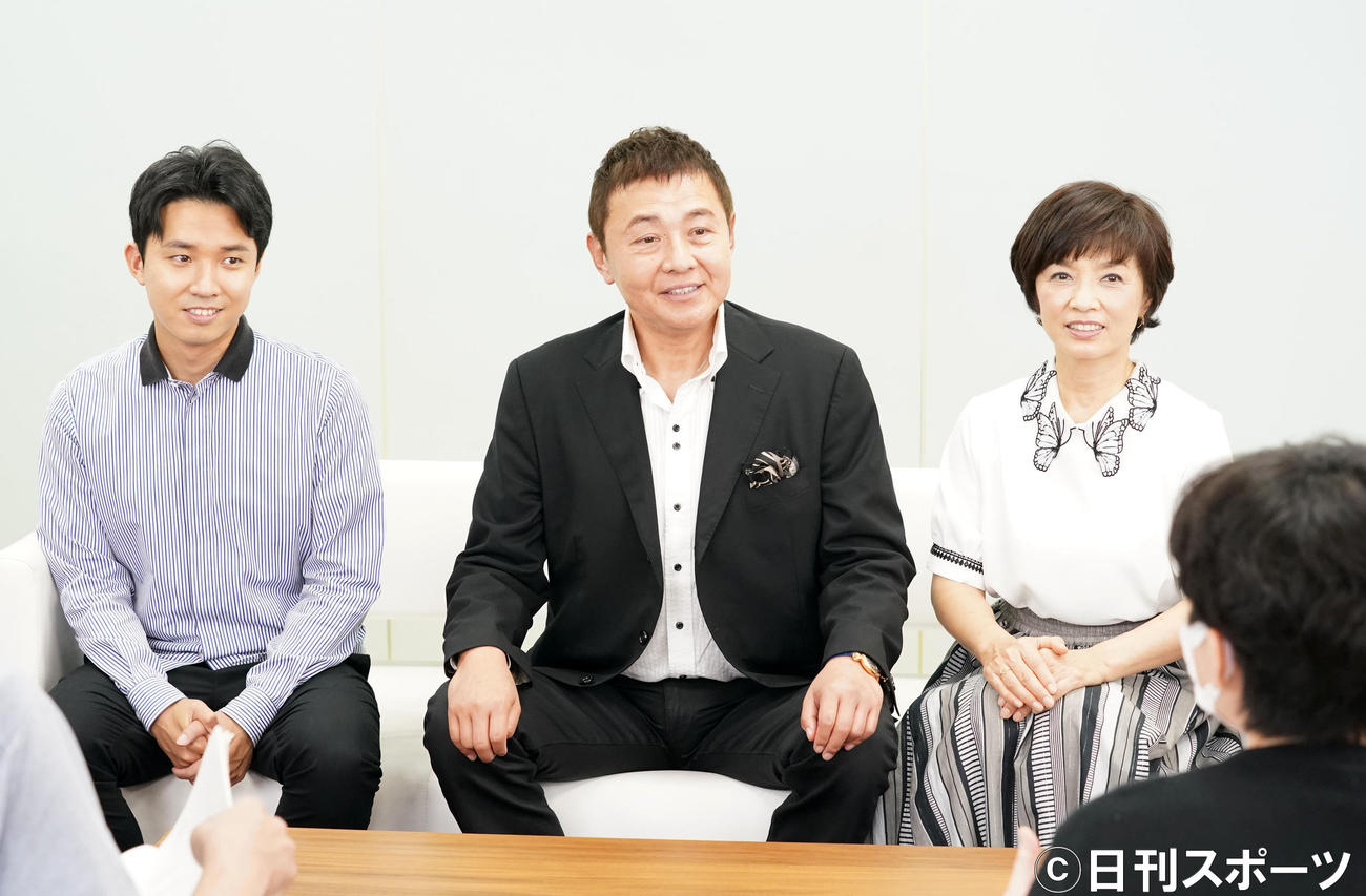 取材に応じる、左から渡辺裕太、渡辺徹、榊原郁恵（撮影・横山健太）