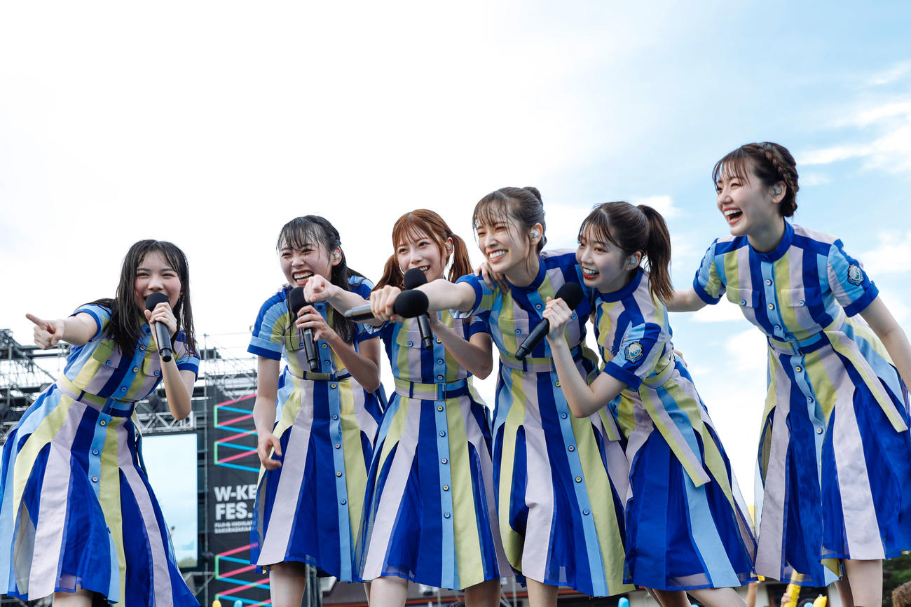 野外ライブ「W－KEYAKI FES．　2021」2日目公演でパフォーマンスする日向坂46　撮影／上山陽介