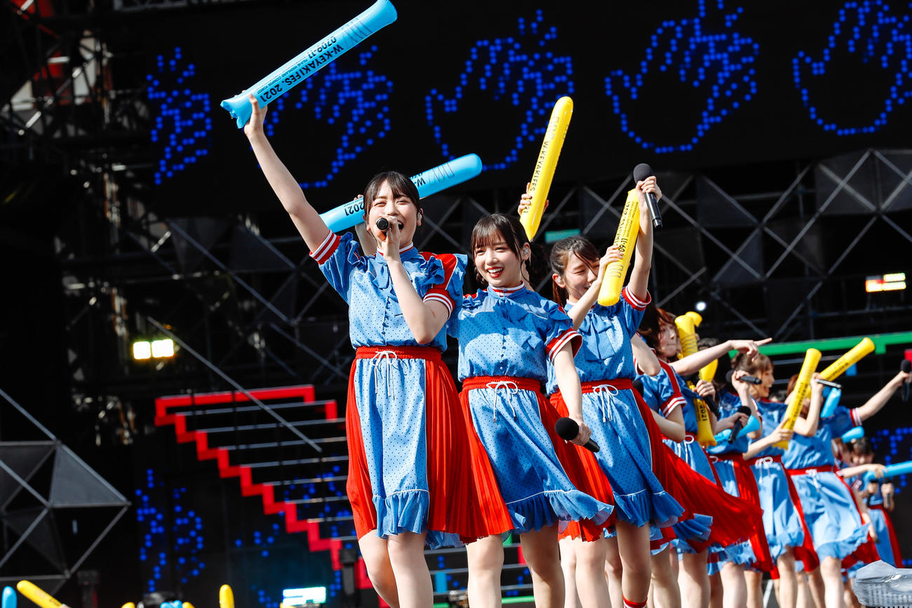 野外ライブ「W－KEYAKI FES．　2021」2日目公演でパフォーマンスする日向坂46　撮影／上山陽介