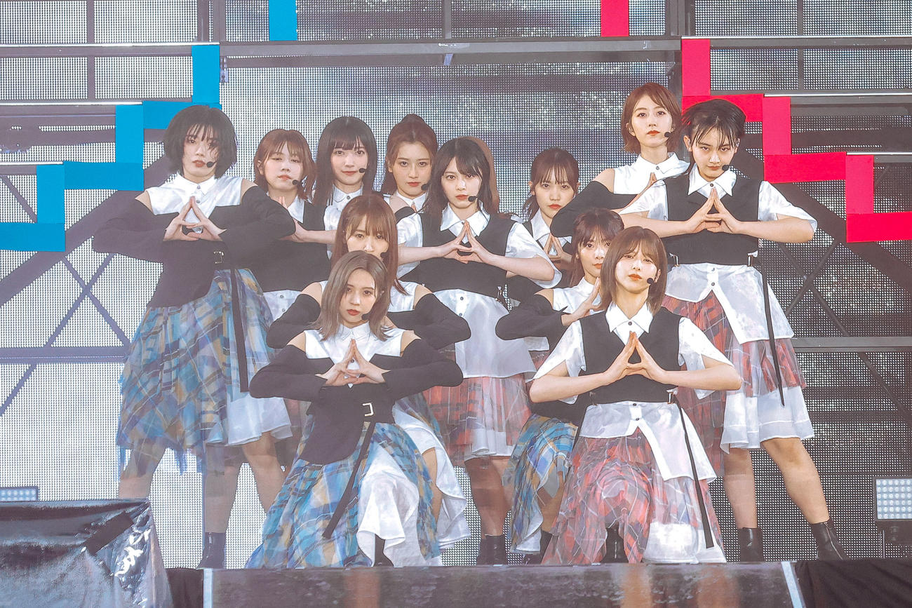 野外ライブ「W－KEYAKI FES．　2021」初日公演でパフォーマンスする櫻坂46　撮影／上山陽介