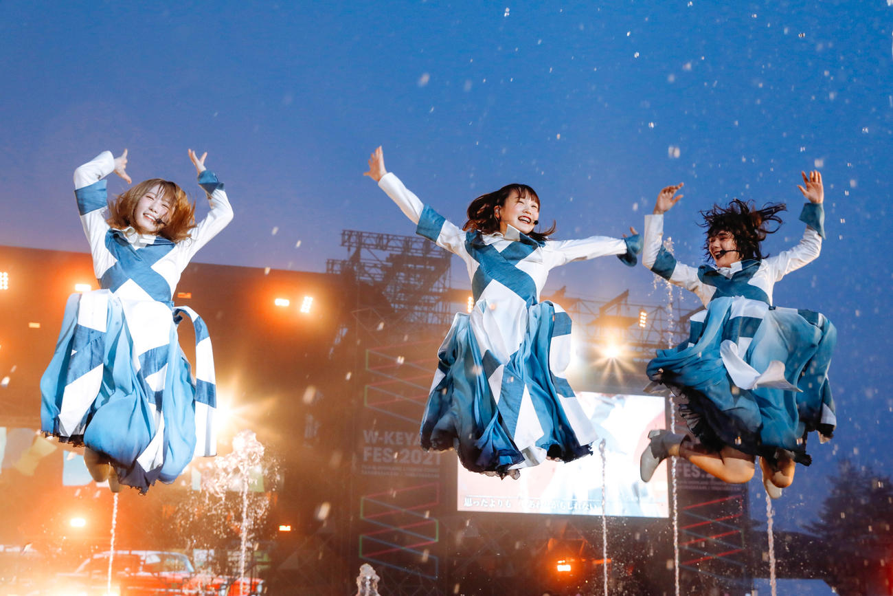 野外ライブ「W－KEYAKI FES．　2021」初日公演でパフォーマンスする櫻坂46　撮影／上山陽介
