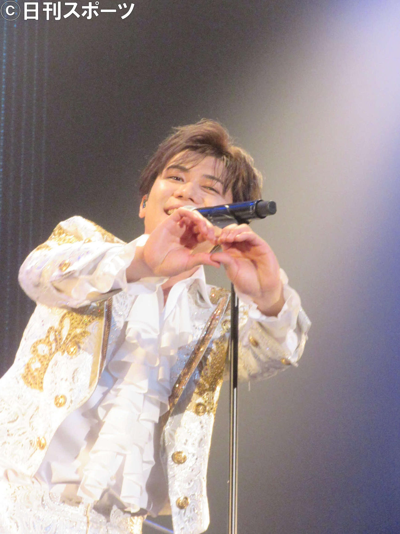 新曲「ダメダメ…」のポーズを決める新浜レオン
