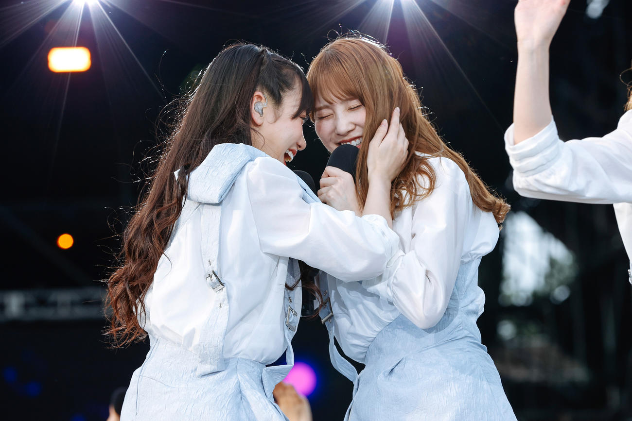 野外ライブ「W－KEYAKI FES．　2021」千秋楽公演でパフォーマンスする日向坂46　撮影／上山陽介