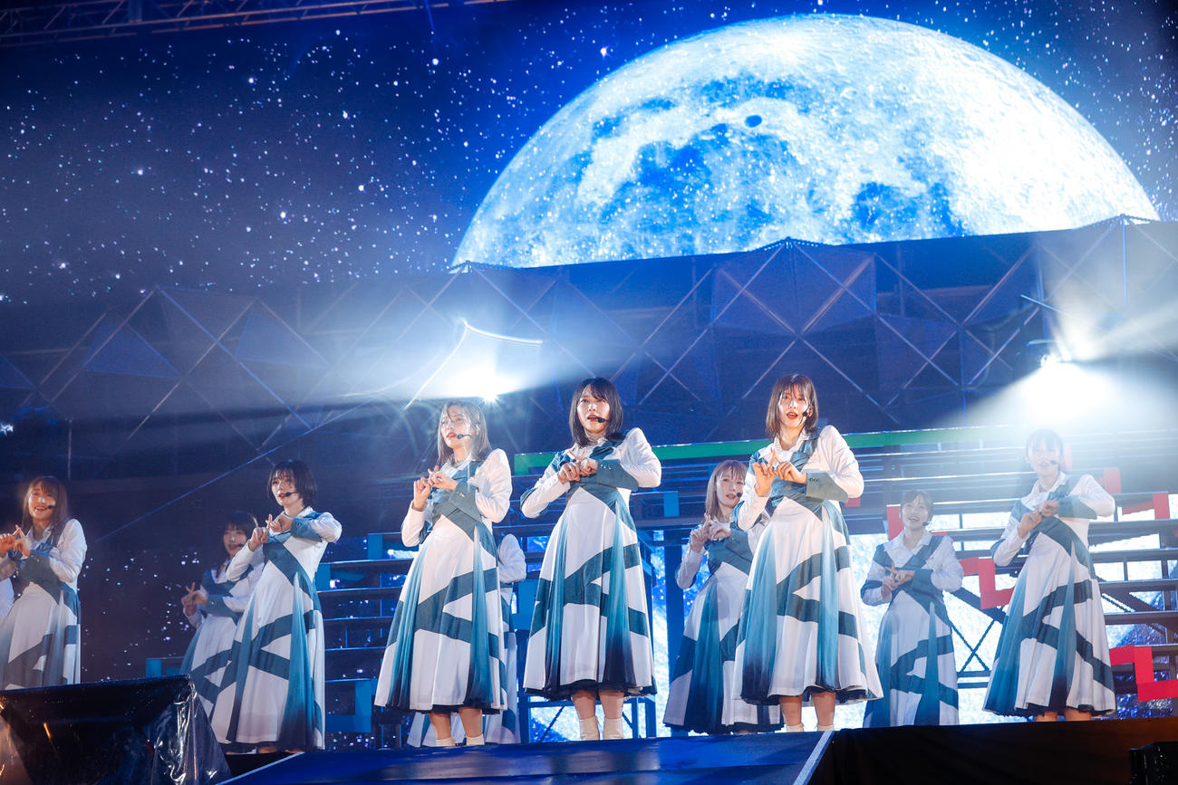 野外ライブ「W－KEYAKI FES．　2021」初日公演でパフォーマンスする櫻坂46　撮影／上山陽介