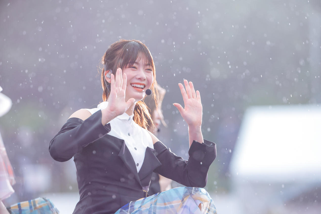 野外ライブ「W－KEYAKI FES．　2021」初日公演で笑顔を見せる櫻坂46田村保乃　撮影／上山陽介