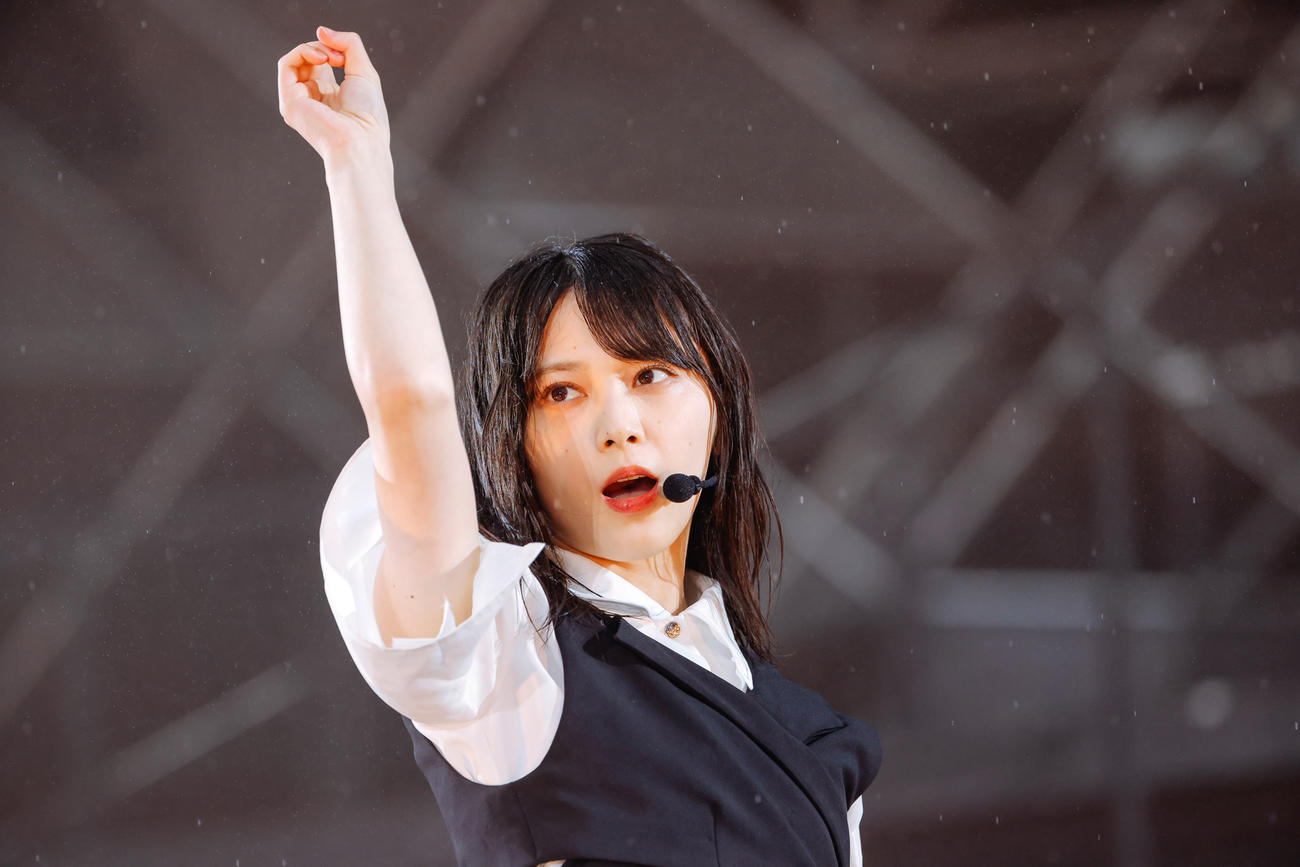 野外ライブ「W－KEYAKI FES．　2021」初日公演でパフォーマンスする櫻坂46森田ひかる　撮影／上山陽介