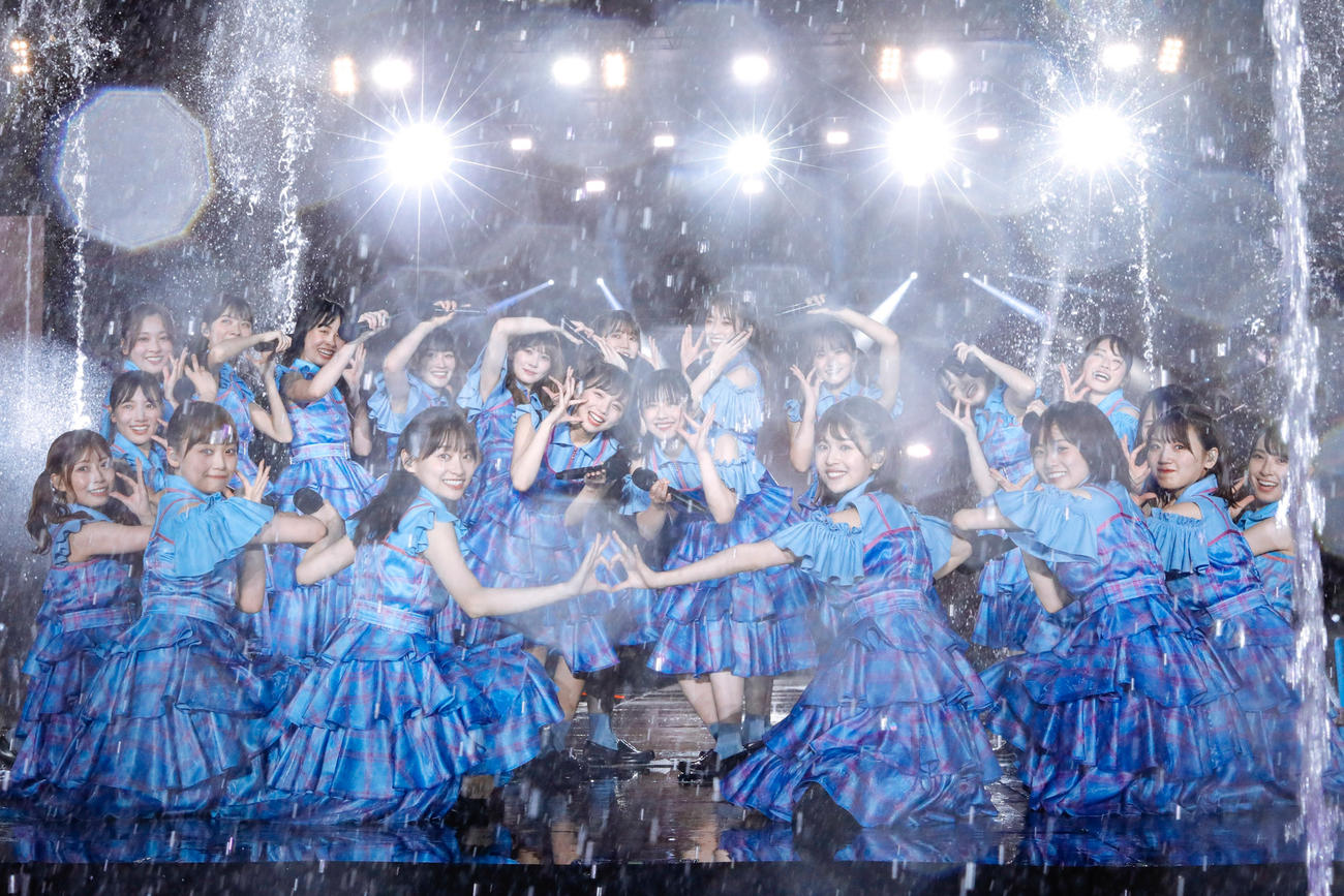 野外ライブ「W－KEYAKI FES．　2021」千秋楽公演でパフォーマンスする日向坂46　撮影／上山陽介