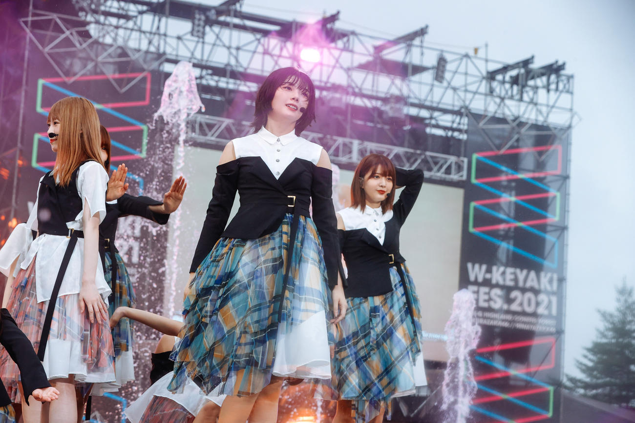 野外ライブ「W－KEYAKI FES．　2021」初日公演でパフォーマンスする櫻坂46　撮影／上山陽介