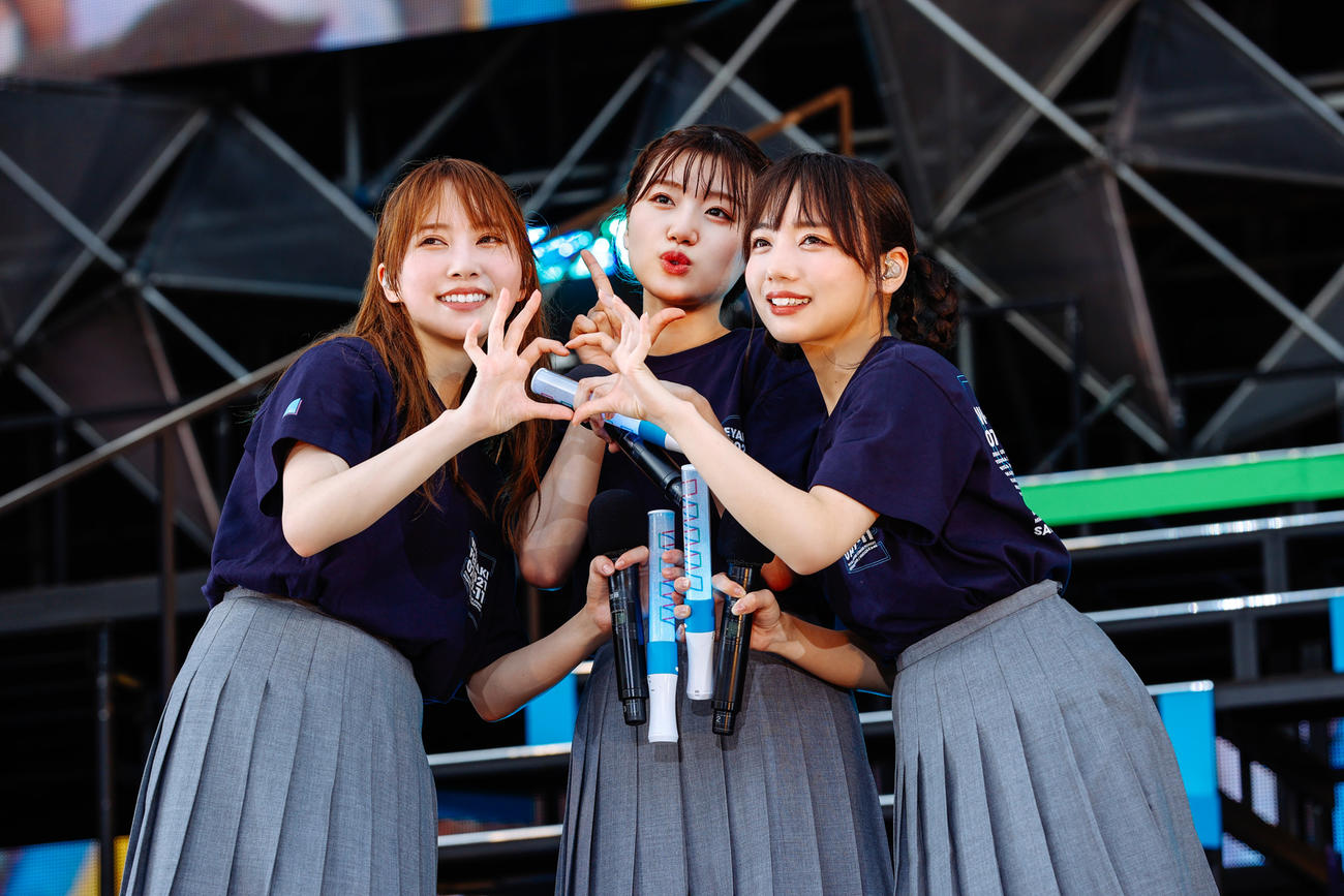 野外ライブ「W－KEYAKI FES．　2021」2日目公演でパフォーマンスする日向坂46　撮影／上山陽介