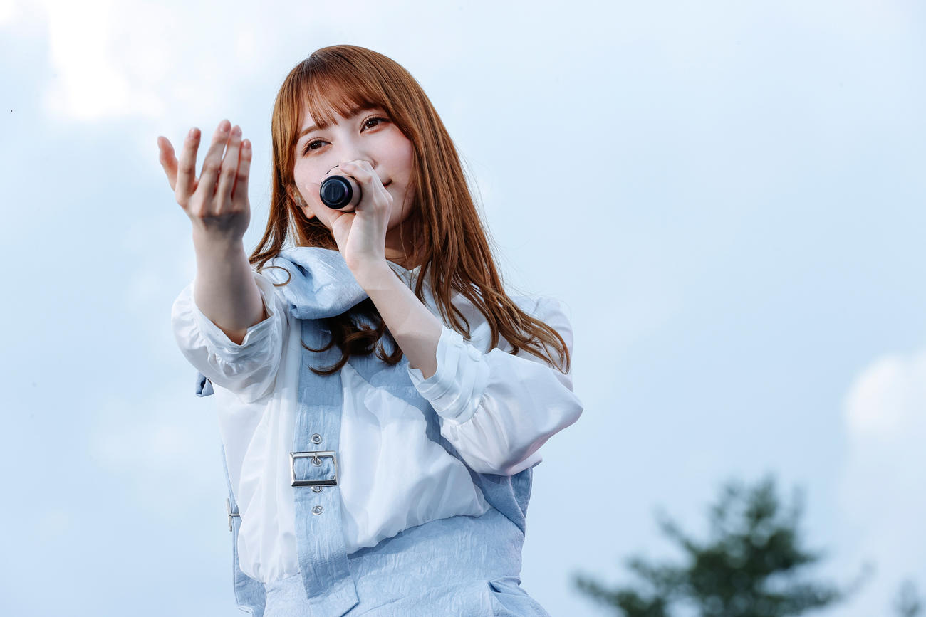 野外ライブ「W－KEYAKI FES．　2021」千秋楽公演でパフォーマンスする日向坂46加藤史帆　撮影／上山陽介