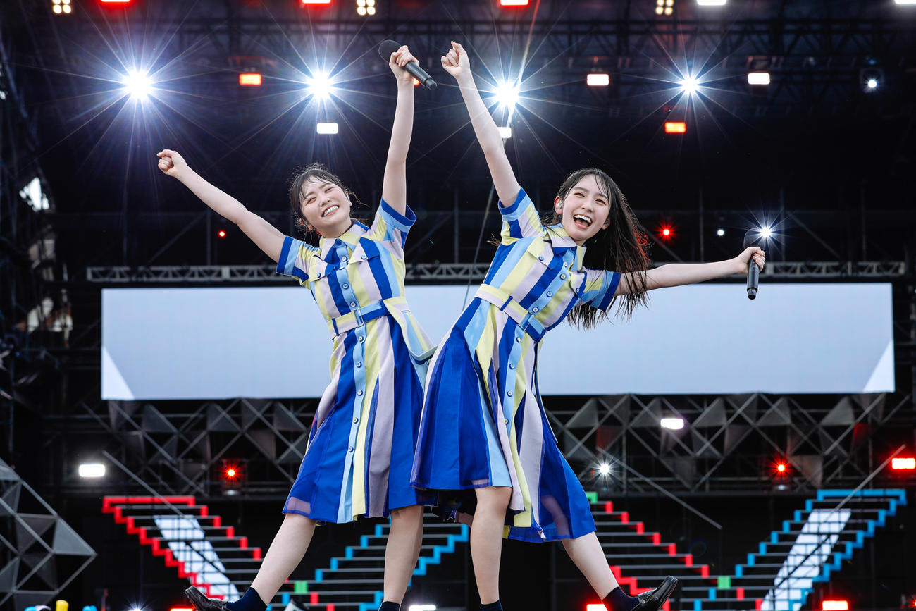 野外ライブ「W－KEYAKI FES．　2021」2日目公演でパフォーマンスする日向坂46　撮影／上山陽介