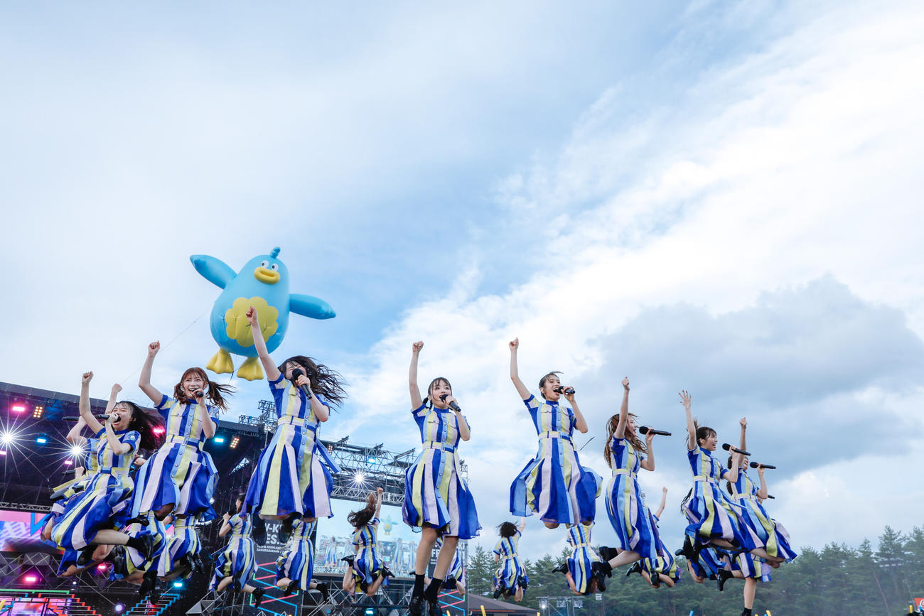 野外ライブ「W－KEYAKI FES．　2021」2日目公演でパフォーマンスする日向坂46　撮影／上山陽介