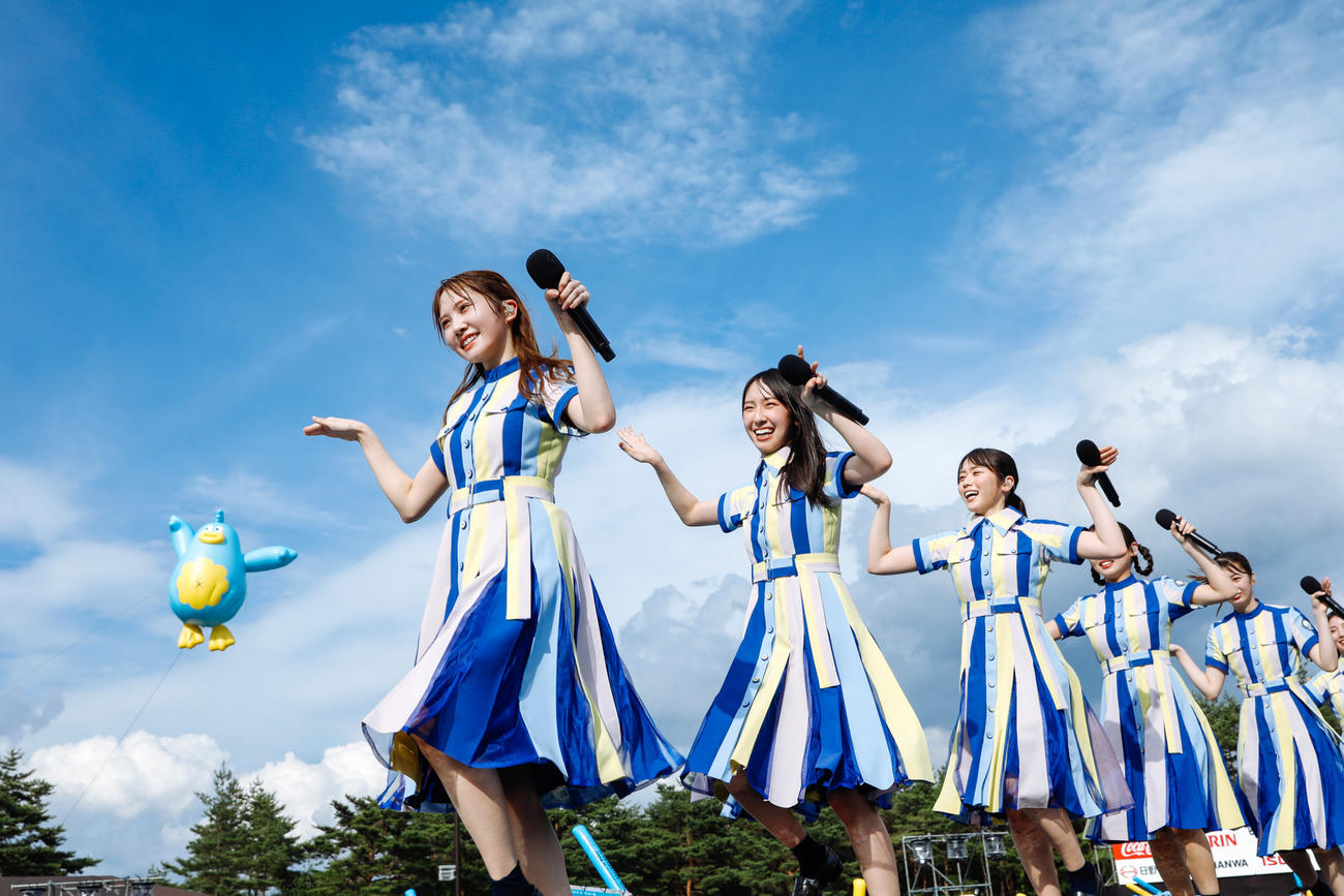 野外ライブ「W－KEYAKI FES．　2021」2日目公演でパフォーマンスする日向坂46　撮影／上山陽介