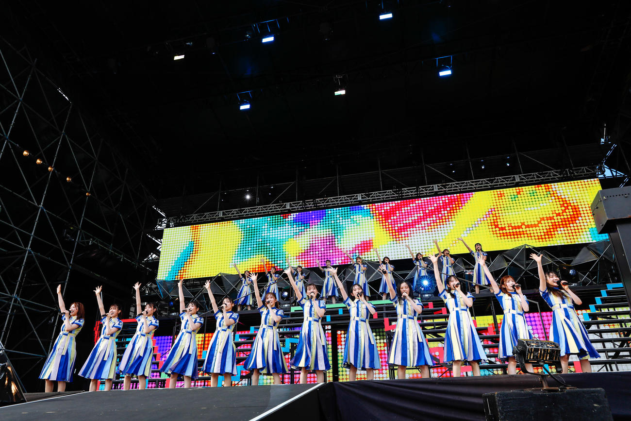 野外ライブ「W－KEYAKI FES．　2021」2日目公演でパフォーマンスする日向坂46　撮影／上山陽介