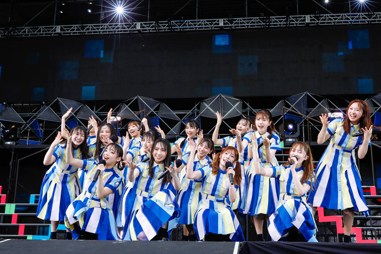 野外ライブ「W－KEYAKI FES．　2021」2日目公演でパフォーマンスする日向坂46　撮影／上山陽介
