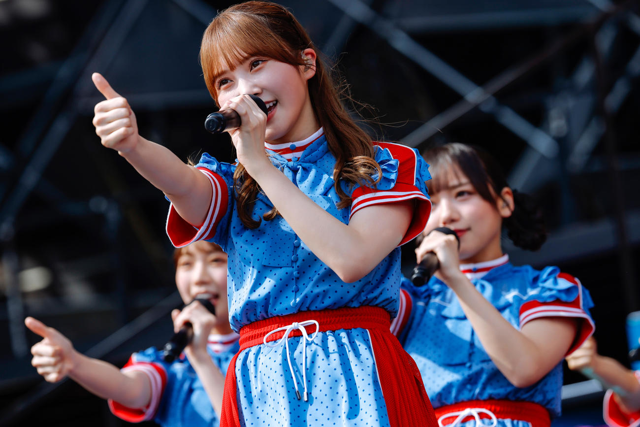 野外ライブ「W－KEYAKI FES．　2021」2日目公演でパフォーマンスする日向坂46　撮影／上山陽介
