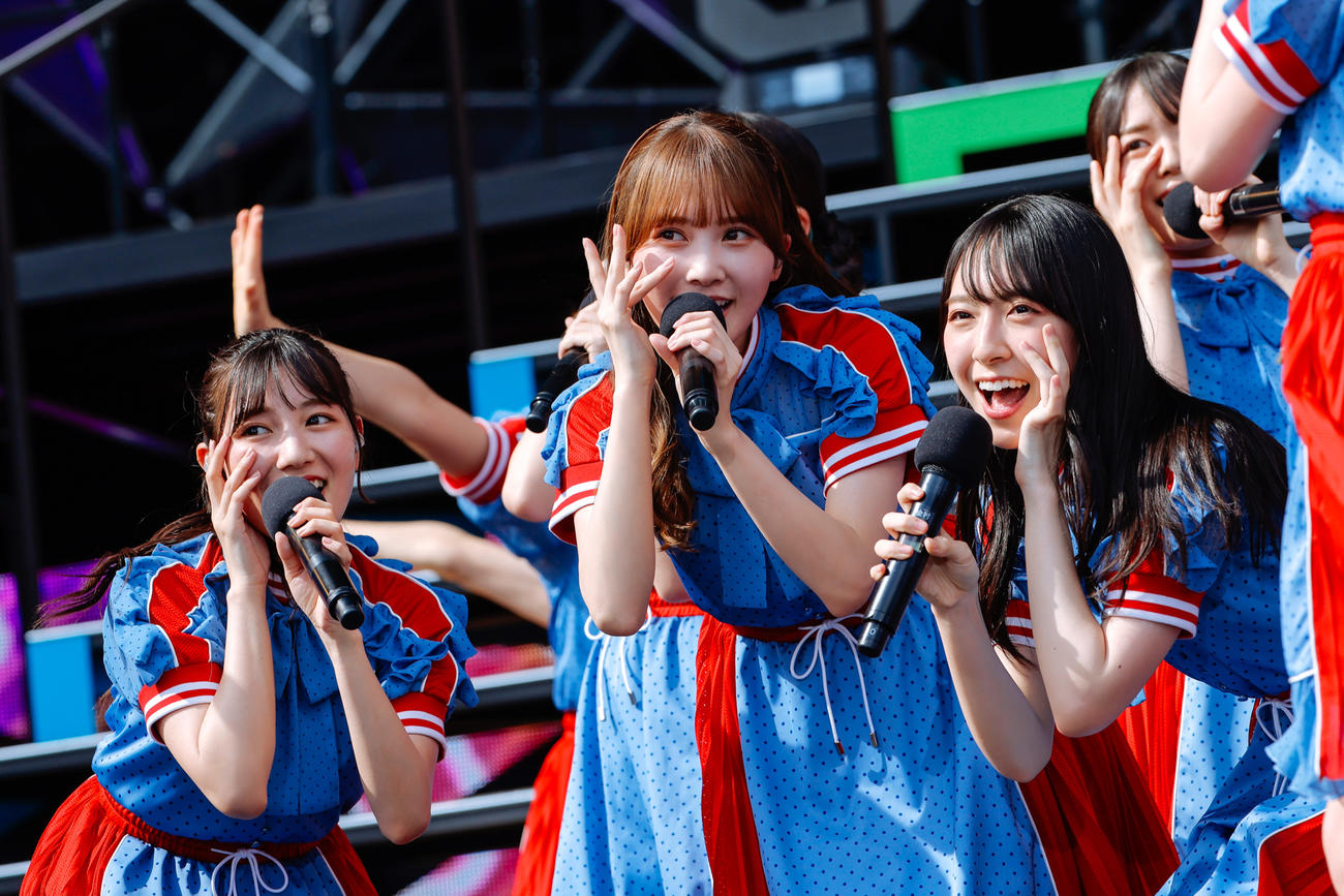 野外ライブ「W－KEYAKI FES．　2021」2日目公演でパフォーマンスする日向坂46　撮影／上山陽介