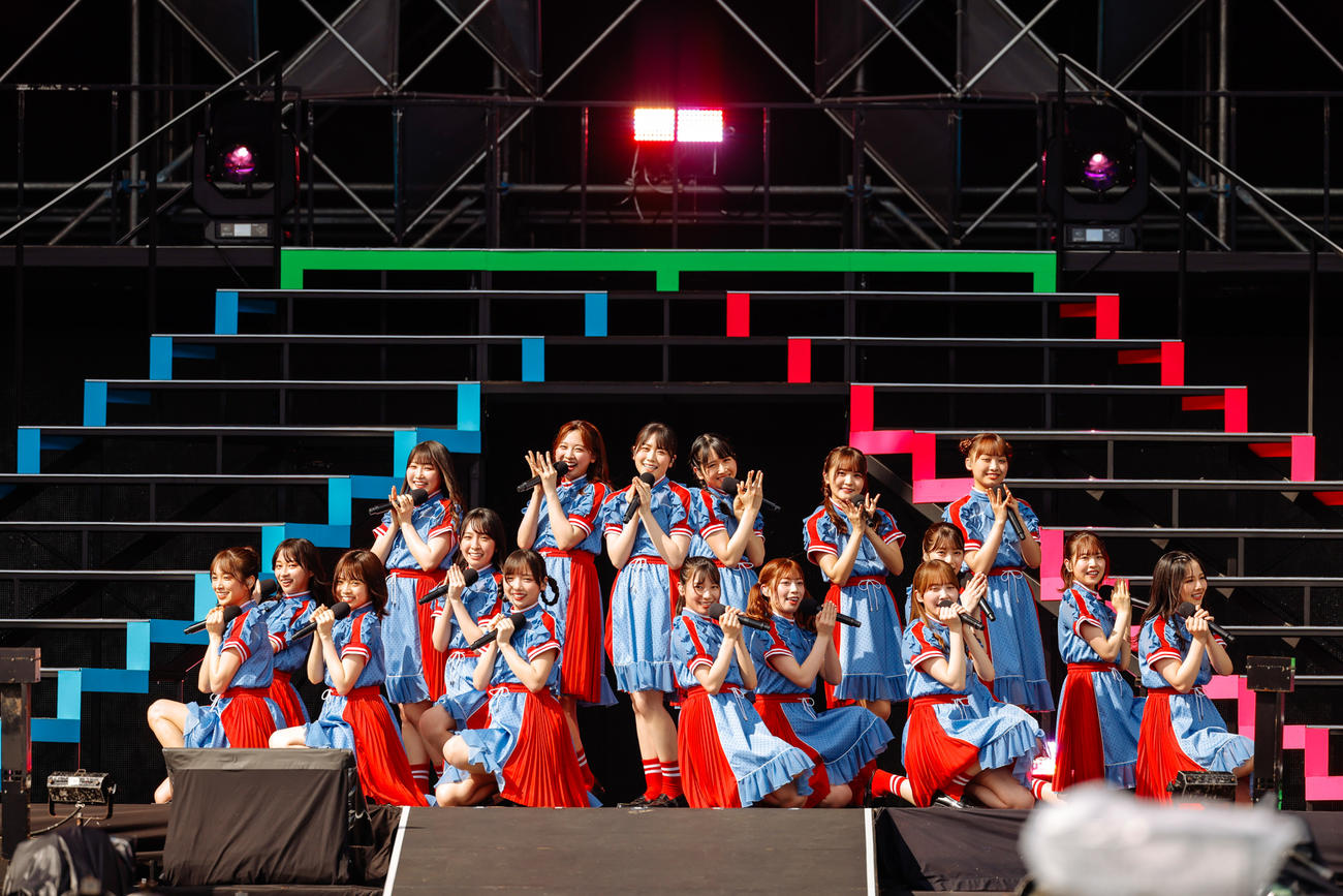 野外ライブ「W－KEYAKI FES．　2021」2日目公演でパフォーマンスする日向坂46　撮影／上山陽介
