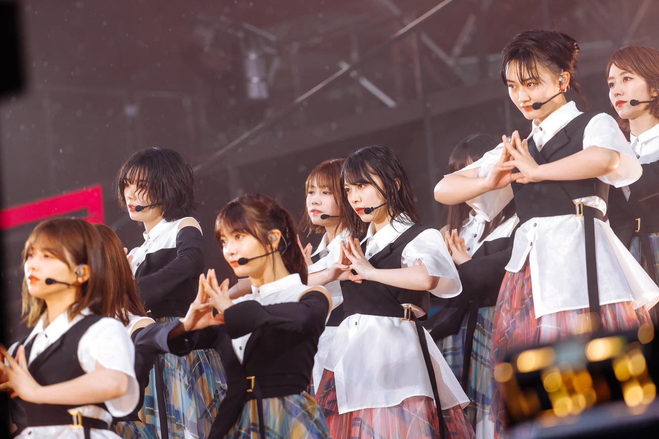野外ライブ「W－KEYAKI FES．　2021」初日公演でパフォーマンスする櫻坂46　撮影／上山陽介