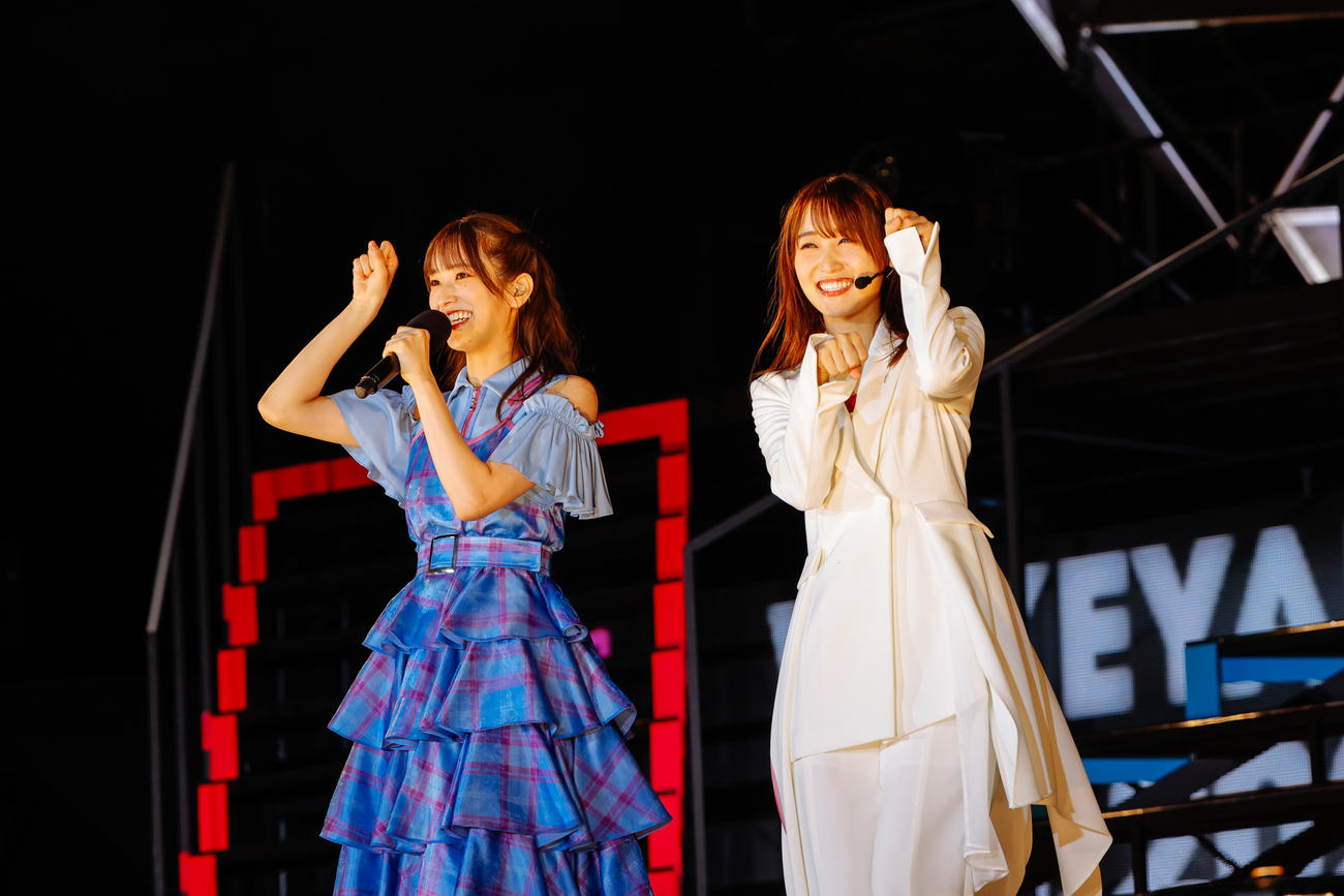 野外ライブ「W－KEYAKI FES．　2021」千秋楽公演で「がんばりき」ポーズをする櫻坂46菅井友香（右）と日向坂46佐々木久美　撮影／上山陽介