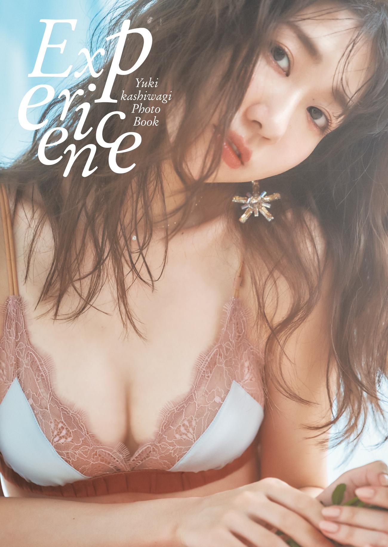 柏木由紀の30歳記念写真集「Experience」の表紙カット（C）Takeo Dec.／週刊ヤングジャンプ
