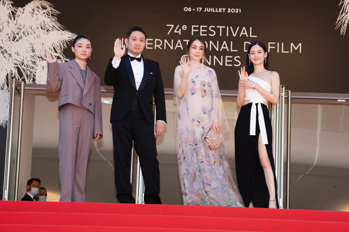 カンヌ映画祭で公式上映された映画「ドライブ・マイ・カー」の、左から三浦透子、濱口竜介監督、霧島れいか、ソニア・ユアン(C) Kazuko WAKAYAMA