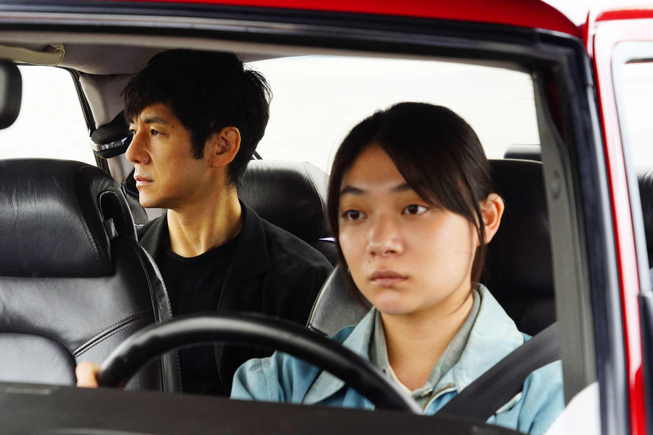 「ドライブ・マイ・カー」で家福悠介を演じる主演の西島秀俊と渡利みさきを演じる三浦透子（C）2021『ドライブ・マイ・カー』製作委員会
