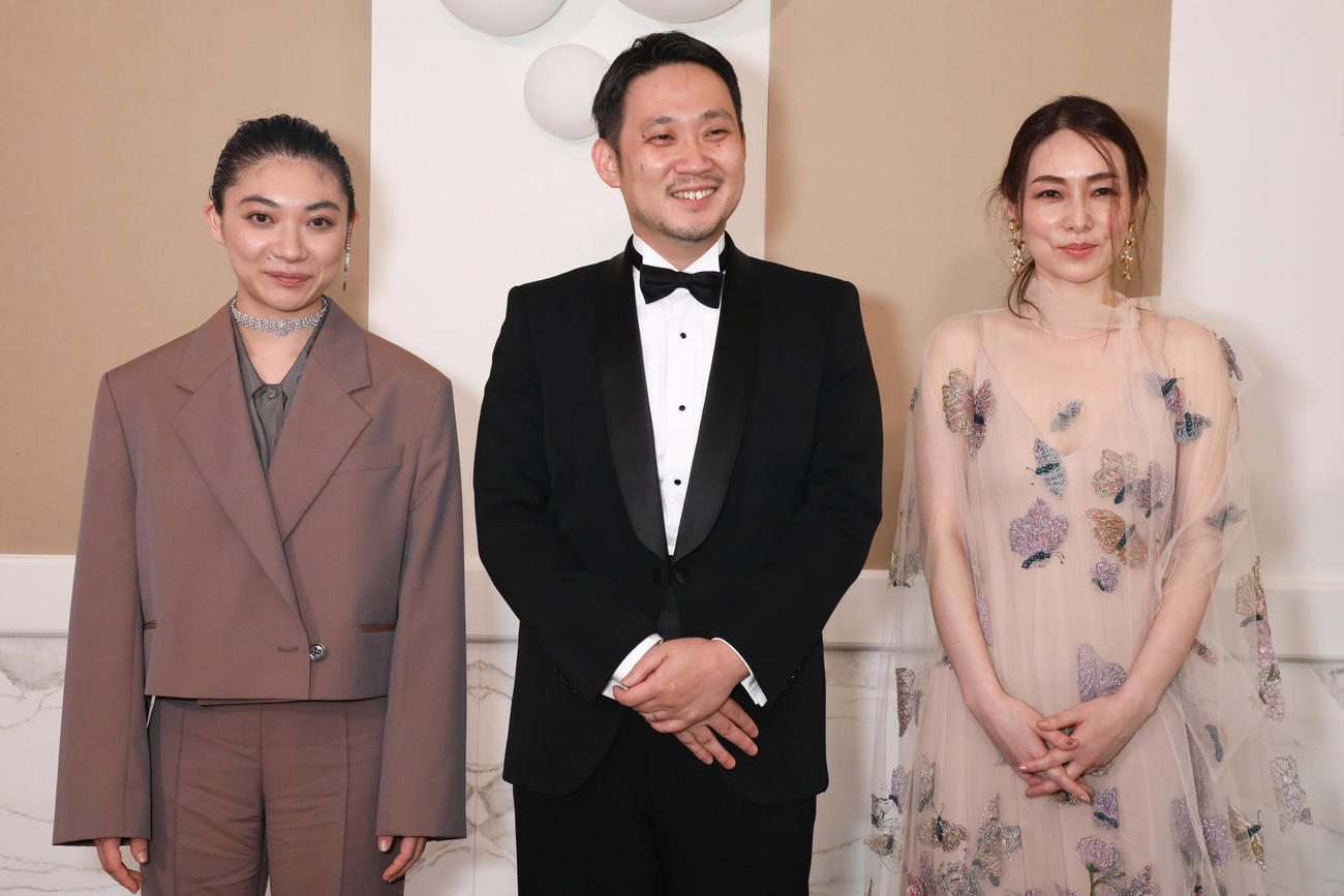 カンヌ映画祭で公式上映後、囲み取材に応じた映画「ドライブ・マイ・カー」の、左から三浦透子、濱口竜介監督、霧島れいか(C) Kazuko WAKAYAMA