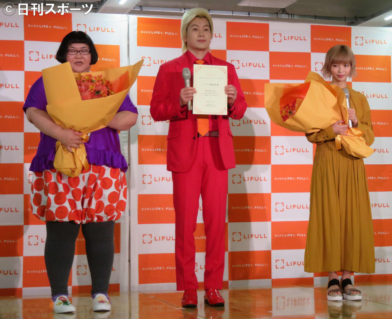 LIFULL「しなきゃ、なんてない。アワード」に登壇した、左からメイプル超合金の安藤なつ、カズレーザー、最上もが（撮影・村上幸将）