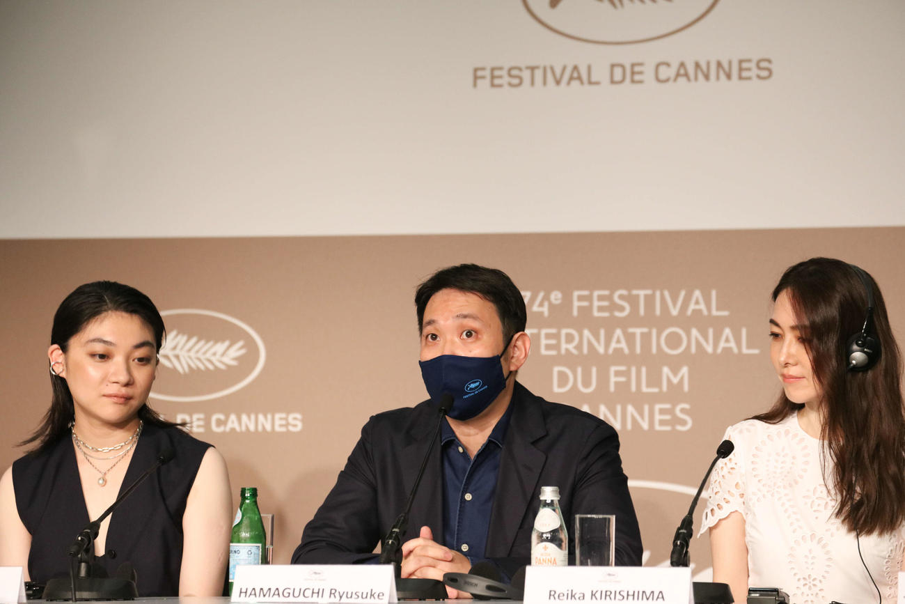 カンヌ映画祭公式会見に出席した映画「ドライブ・マイ・カー」の、左から三浦透子、濱口竜介監督、霧島れいか(C) Kazuko WAKAYAMA