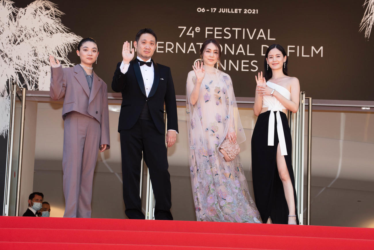 カンヌ映画祭で公式上映された映画「ドライブ・マイ・カー」の、左から三浦透子、濱口竜介監督、霧島れいか、ソニア・ユアン(C) Kazuko WAKAYAMA