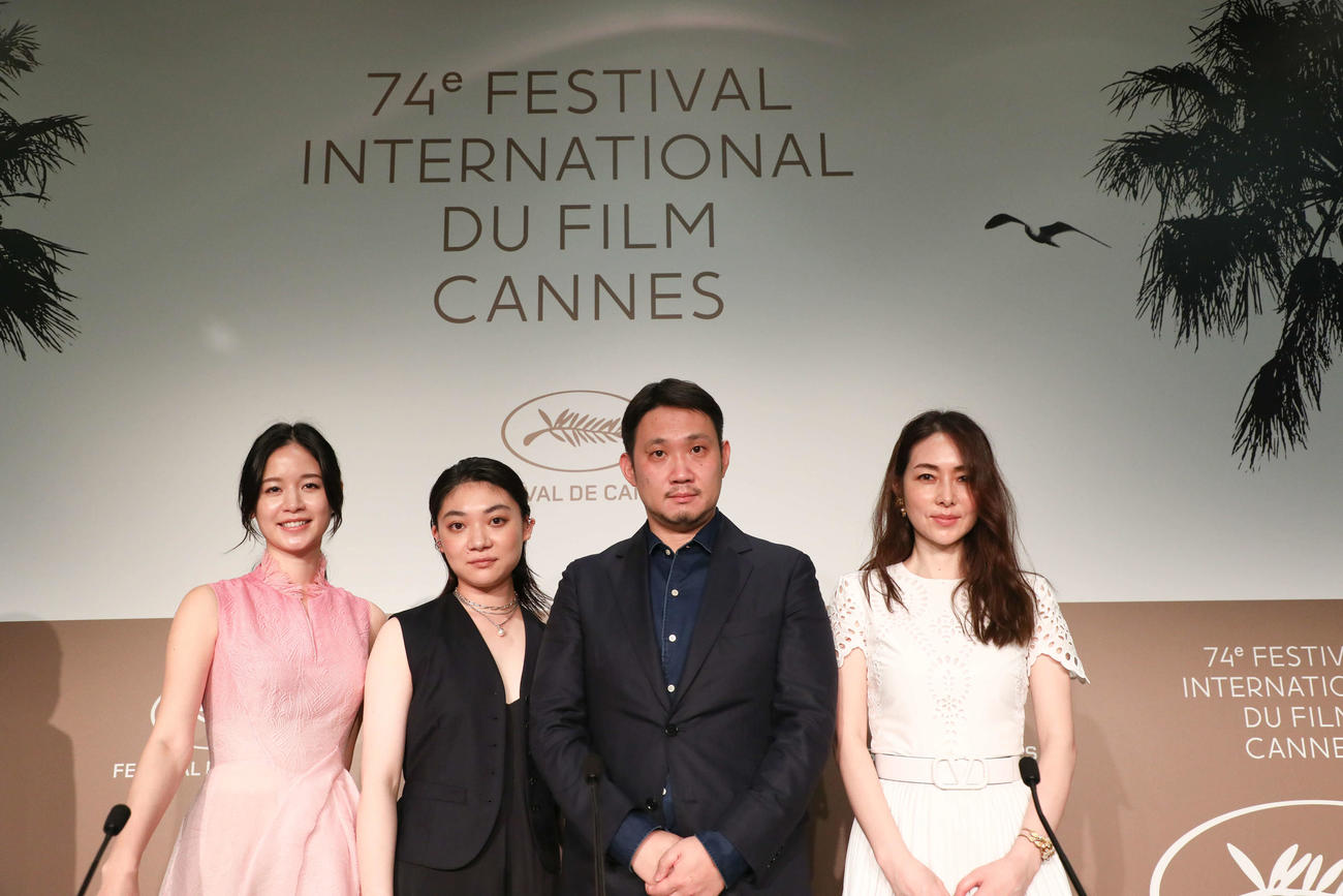 カンヌ映画祭公式会見に出席した映画「ドライブ・マイ・カー」の、左からソニア・ユアン、三浦透子、濱口竜介監督、霧島れいか(C) Kazuko WAKAYAMA