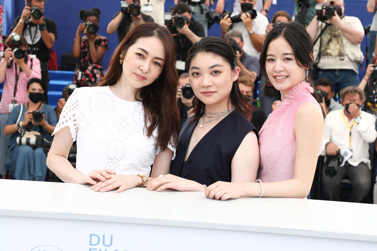 カンヌ映画祭で行われた映画「ドライブ・マイ・カー」フォトコールに参加した、左から霧島れいか、三浦透子、ソニア・ユアン(C) Kazuko WAKAYAMA