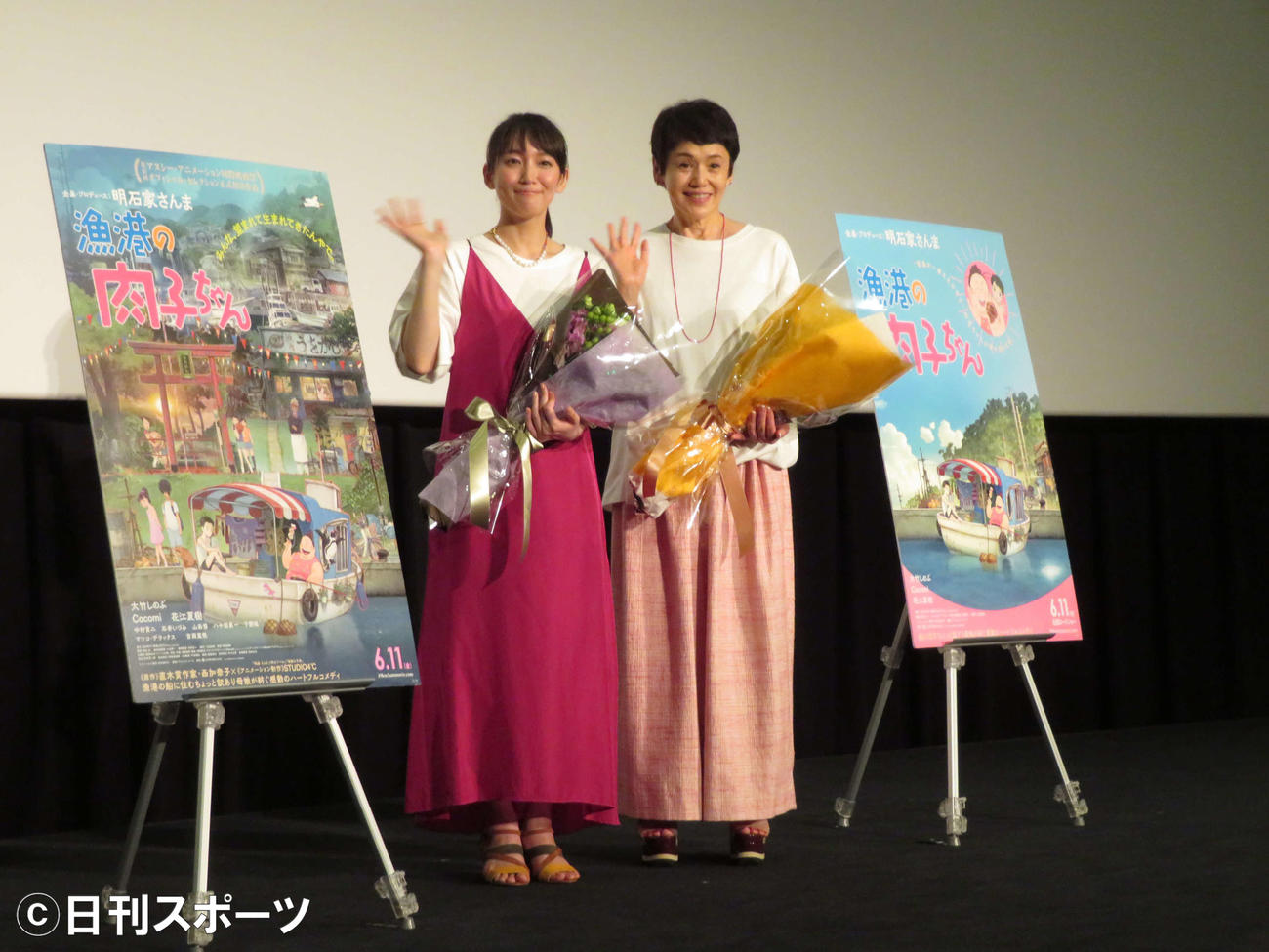アニメ映画「漁港の肉子ちゃん」（渡辺歩監督）トークイベントに登壇した、吉岡里帆（左）と大竹しのぶ（撮影・村上幸将）