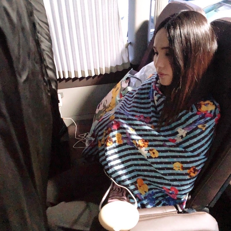 ロケバス内で搾乳する姿を公開した平野ノラ（平野ノラオフィシャルブログ「平野ノラのOKバブリー！ブログ」より）