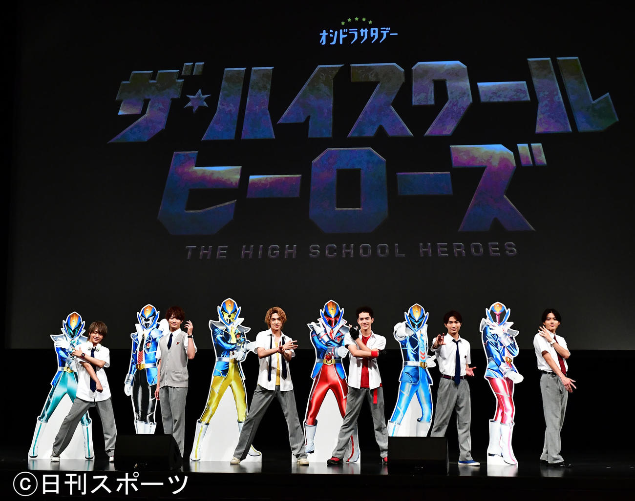 テレビ朝日系「ザ・ハイスクールヒーローズ」で戦隊ヒーロードラマに初挑戦する「美　少年」は制作発表記者会見で変身ポーズを披露する。左からミドヒーローの藤井直樹、ギンのヒーローの浮所飛貴、キヒーローの佐藤龍我、アカヒーローの岩崎大昇、アオヒーローの那須雄登、モモヒーローの金指一世（撮影・小沢裕）
