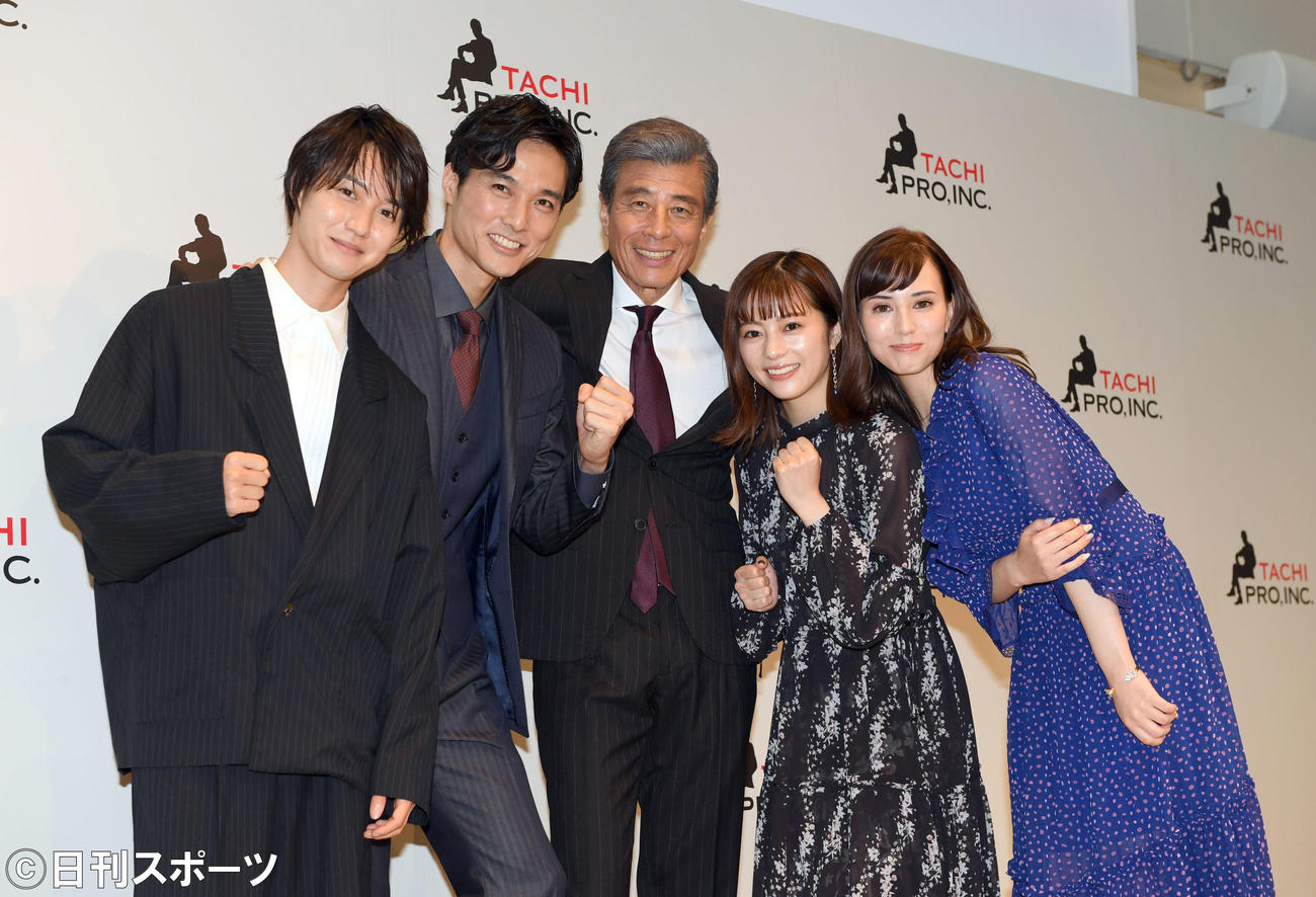 所属タレントと笑顔で記念撮影に納まる舘ひろし（中央）。左から小越勇輝、池田努、1人おいて竹内夢、Anna（撮影・たえ見朱実）