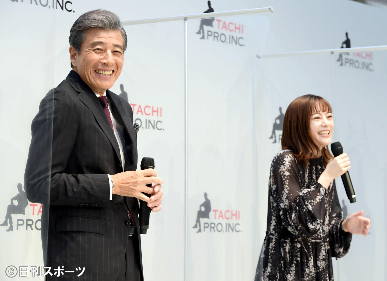 「舘プロ」の所属タレントお披露目会見で笑顔を見せる舘ひろし。右は竹内夢（撮影・たえ見朱実）