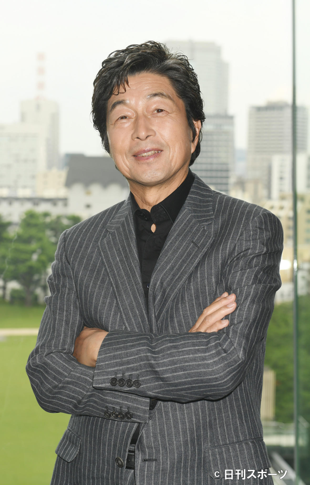 フルオーケストラで全国ツアーを開催する中村雅俊は、抱負を熱く語った＝2021年6月