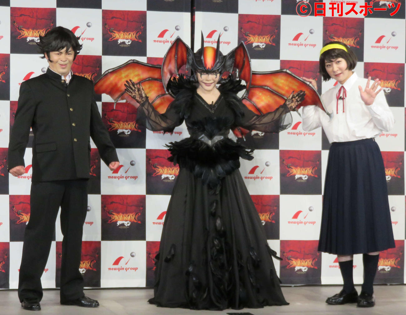 「Pデビルマン～疾風迅雷～」新機種発表会に出席したデヴィ夫人（中央）、流れ星☆のちゅうえい（左）と瀧上伸一郎